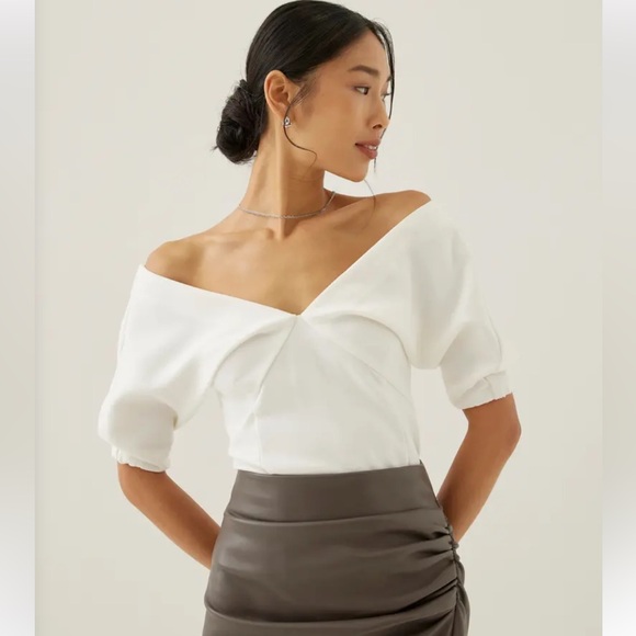 love, bonito Tops - NWT Love, Bonito Hannie Fitted Off Shoulder V-Neck Blouse White XS women’s